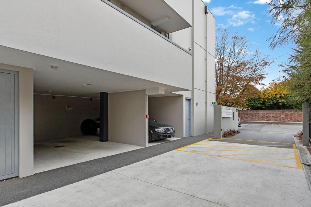 Walking Distance CBD 2 Bdrms Secure Park view 2