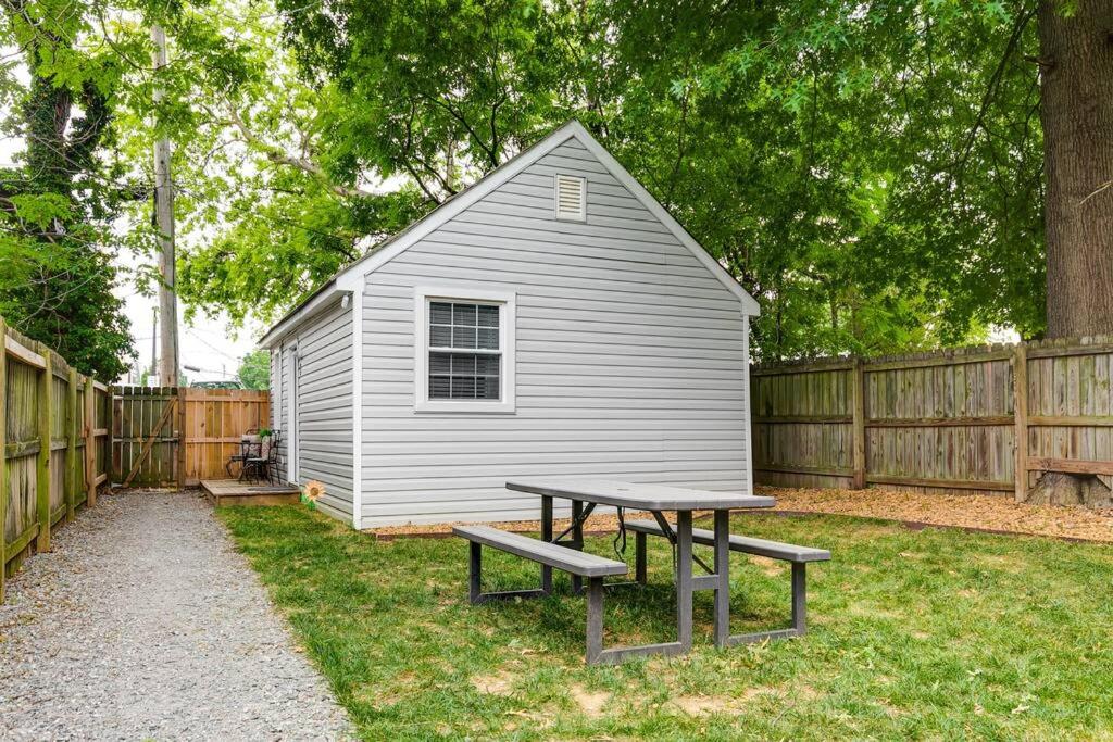 E3 Centrally located in Carytown fully fenced