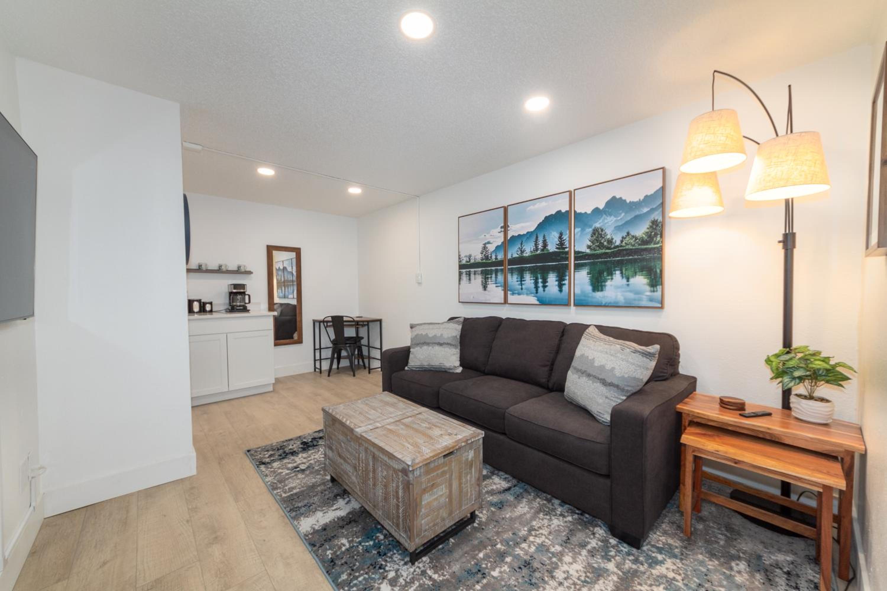 Hotel Quaint 1 BD 1 BTH Guest Home Minutes from Gonzaga - Image 1