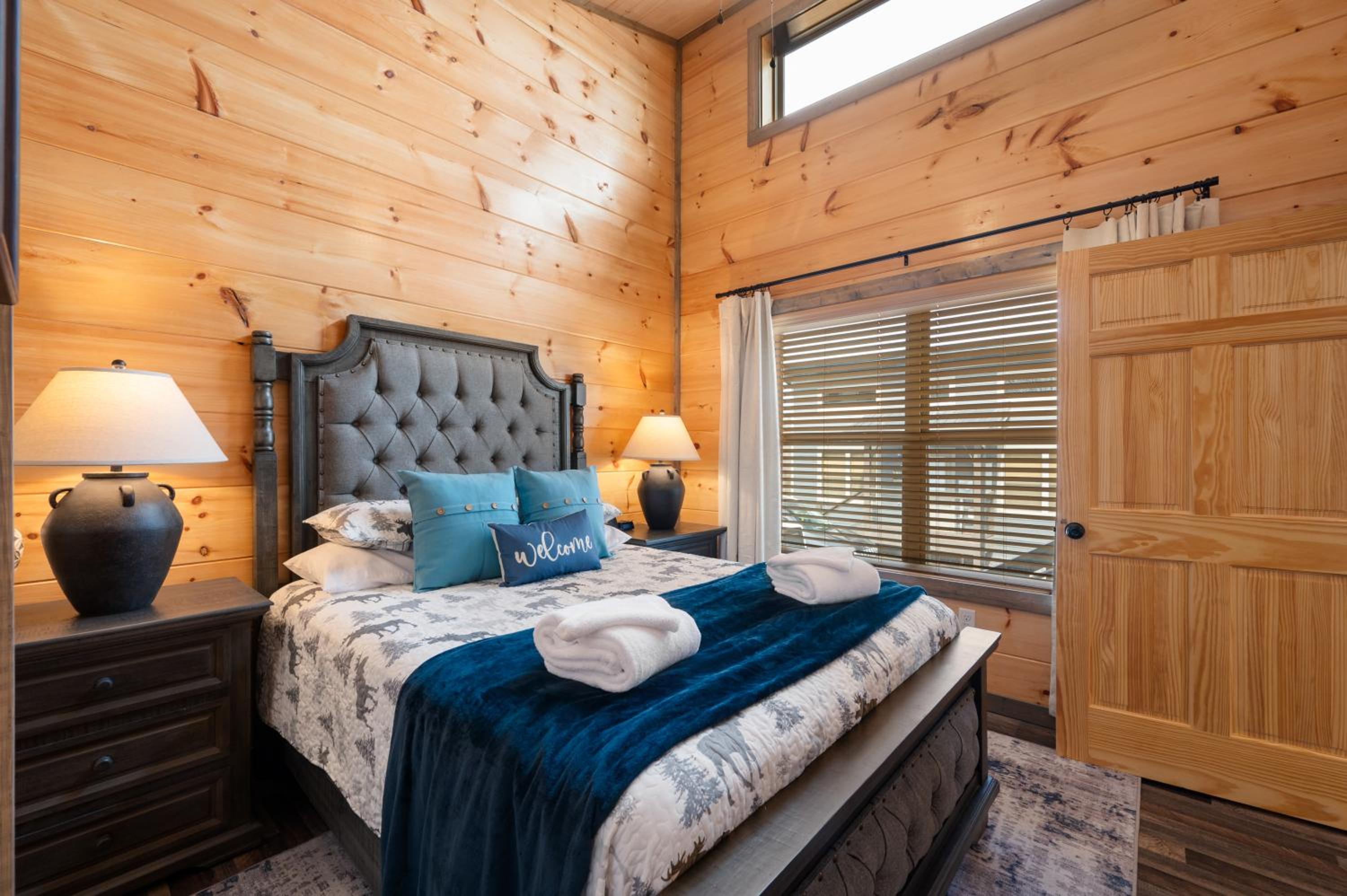 Family or couple retreat next to Downtown, Dollywood & Smoky Mountains! view 5