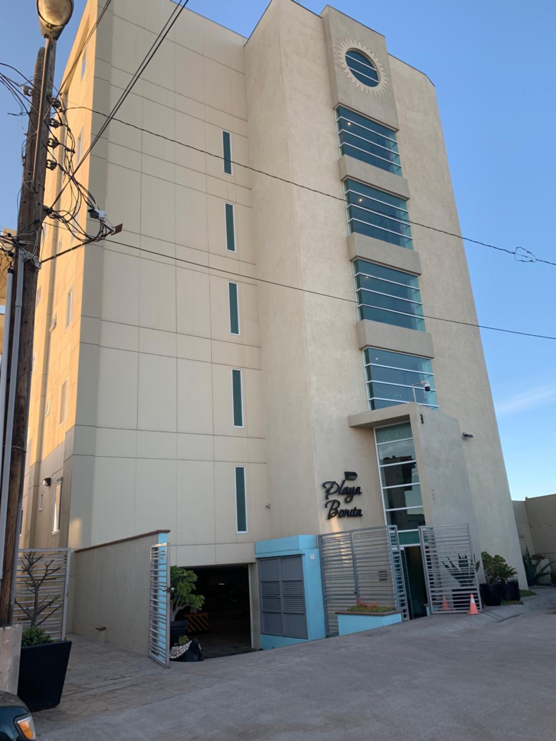 Hotel Beautiful Beach Front Condo near Downtown - Image 1