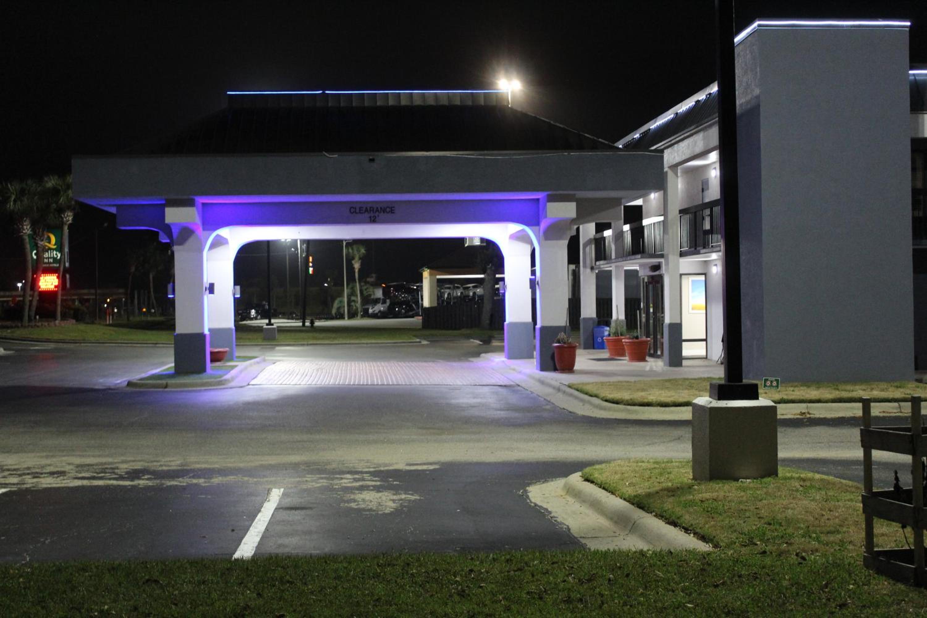 Marianna Vacations - Days Inn by Wyndham Marianna - Property Image 2