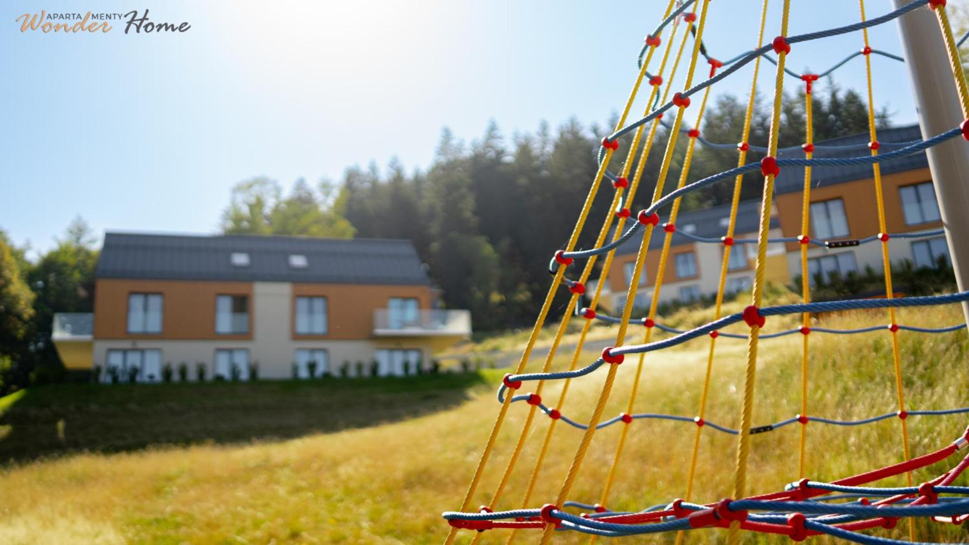 Wonder Home Myśliwska - Domki przy stoku Karpatka - na terenie kompleksu plac zabaw, zewnętrzna siłownia i sklep
