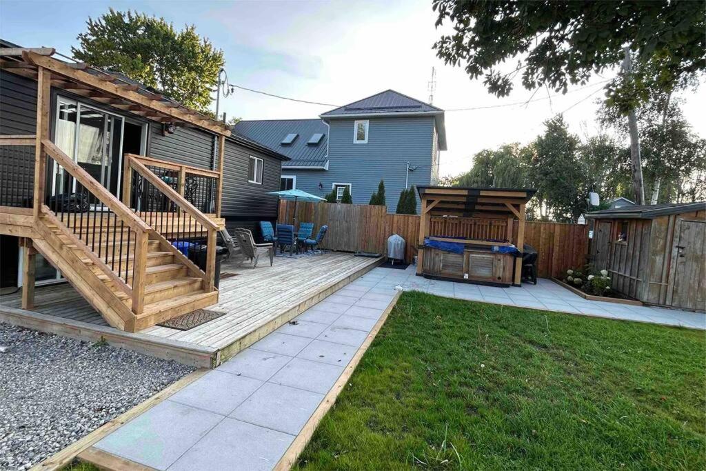 Elite Upper Deck Suites l Lake front with hot tub