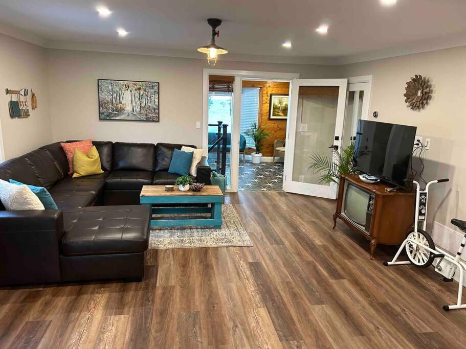 Elite Upper Deck Suites l Lake front with hot tub