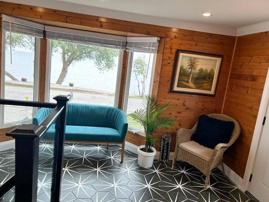 Elite Upper Deck Suites l Lake front with hot tub