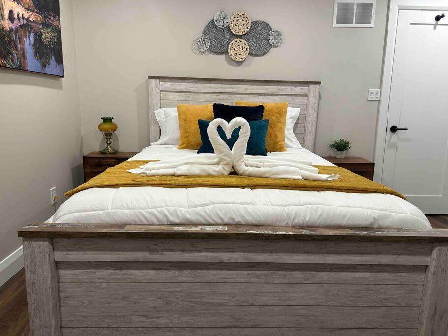 Elite Upper Deck Suites l Lake front with hot tub