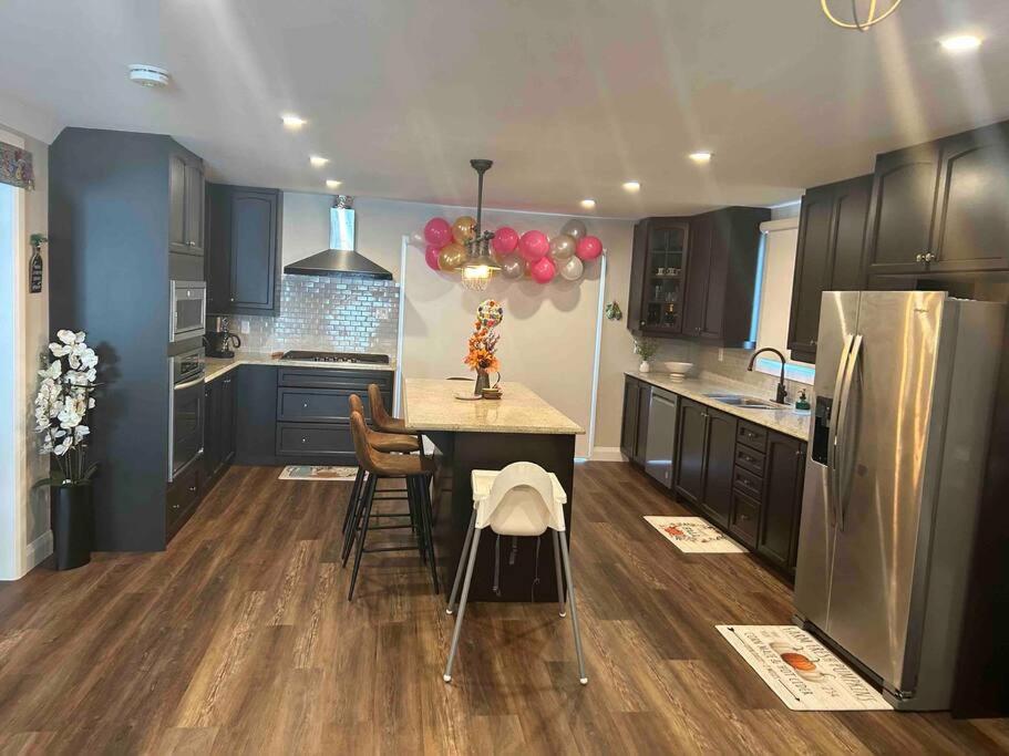 Elite Upper Deck Suites l Lake front with hot tub
