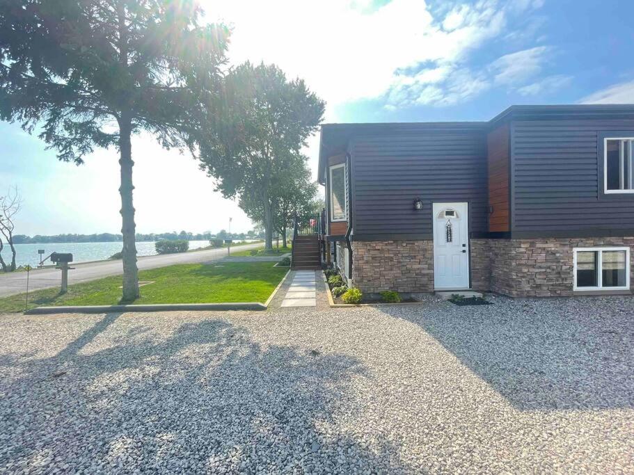 Elite Upper Deck Suites l Lake front with hot tub