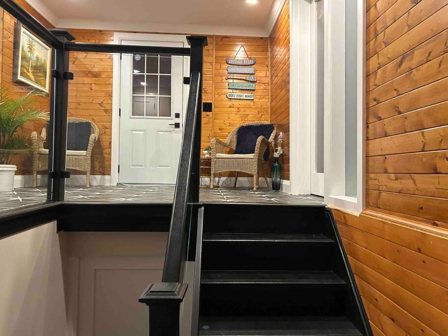 Elite Upper Deck Suites l Lake front with hot tub