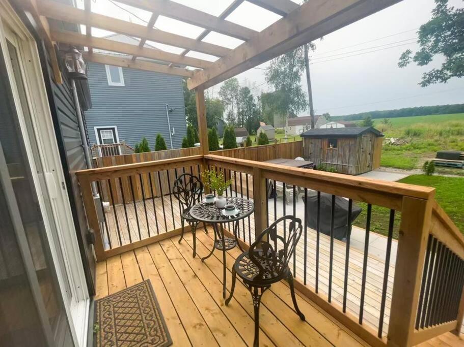 Elite Upper Deck Suites l Lake front with hot tub