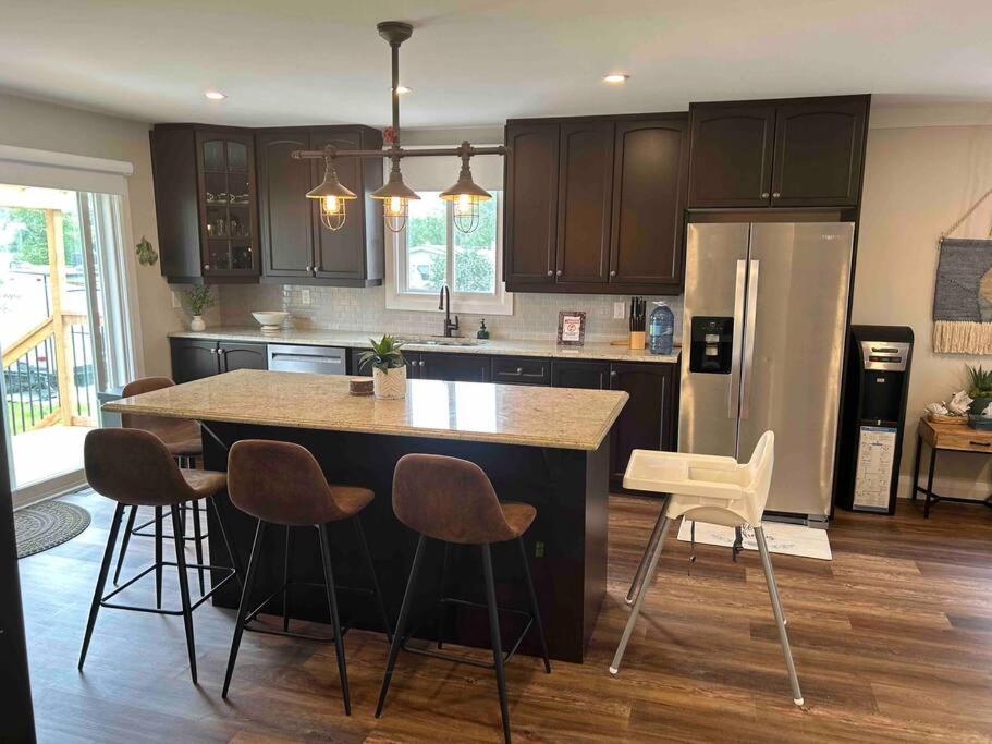 Elite Upper Deck Suites l Lake front with hot tub