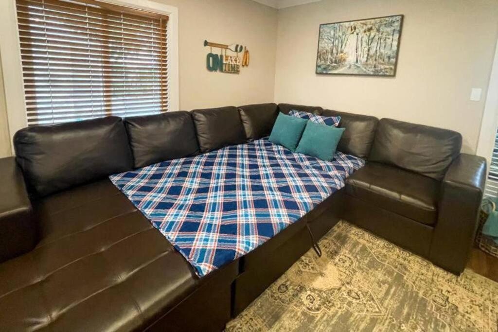 Elite Upper Deck Suites l Lake front with hot tub