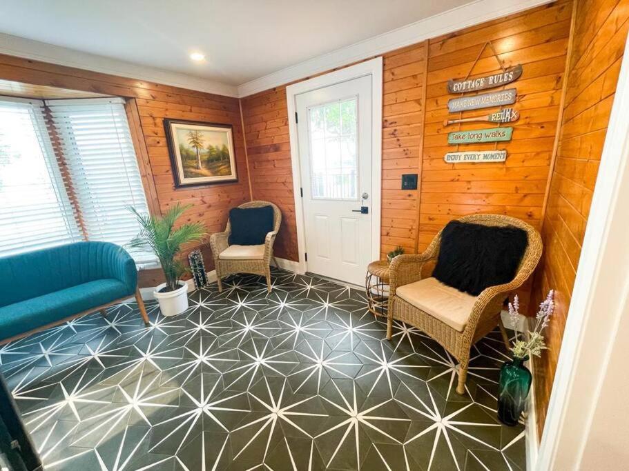 Elite Upper Deck Suites l Lake front with hot tub