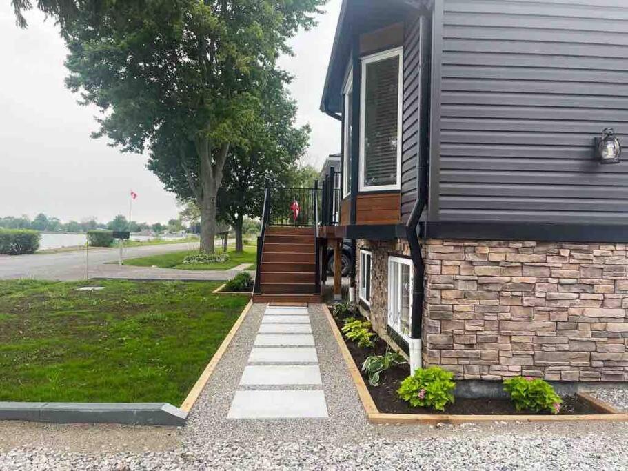 Elite Upper Deck Suites l Lake front with hot tub