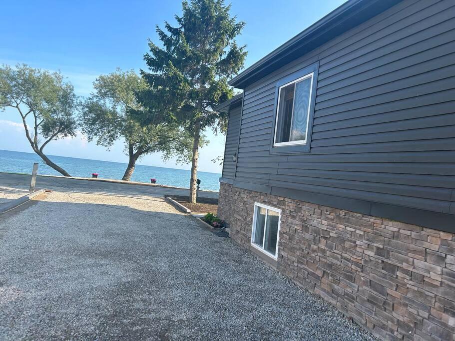 Elite Upper Deck Suites l Lake front with hot tub