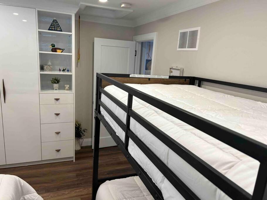 Elite Upper Deck Suites l Lake front with hot tub