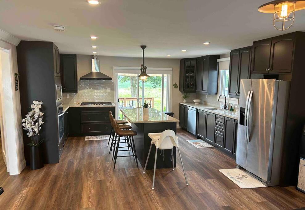 Elite Upper Deck Suites l Lake front with hot tub