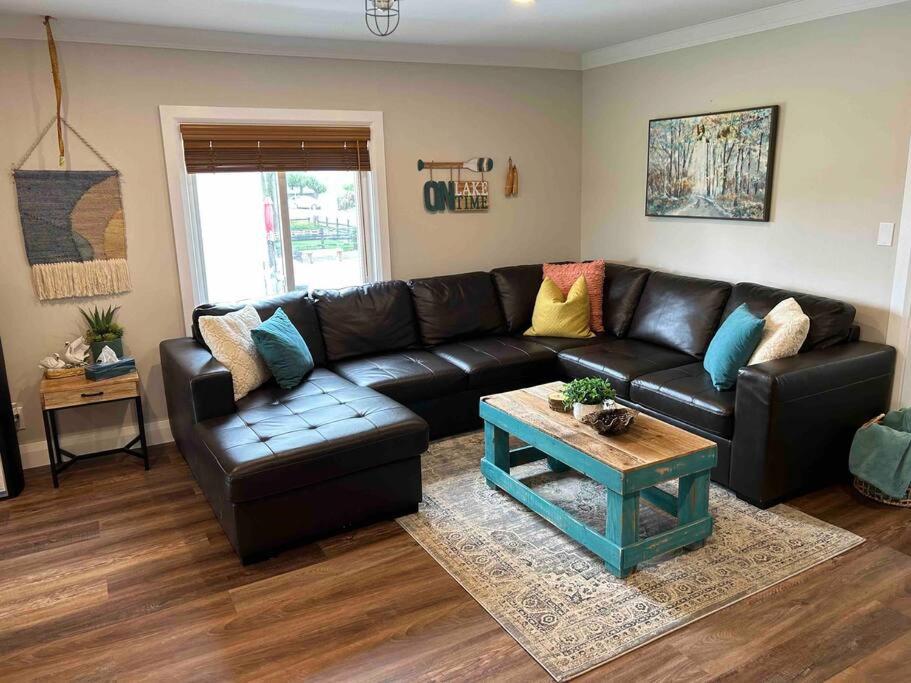 Elite Upper Deck Suites l Lake front with hot tub