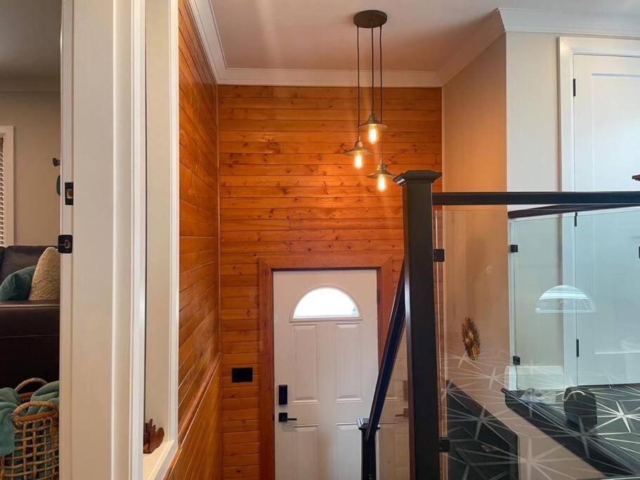 Elite Upper Deck Suites l Lake front with hot tub