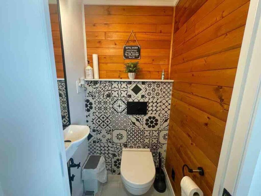 Elite Upper Deck Suites l Lake front with hot tub