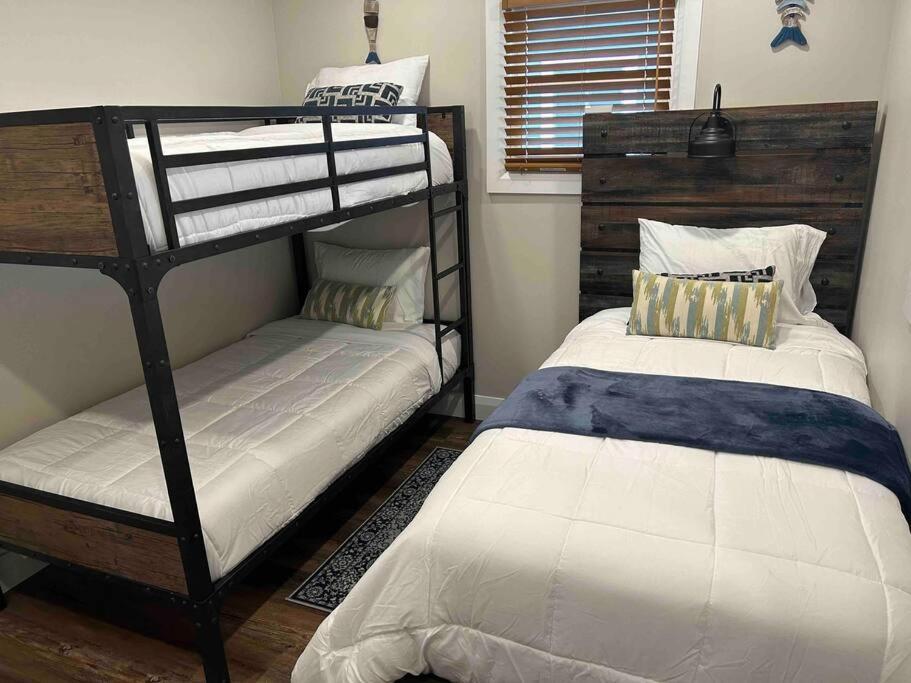 Elite Upper Deck Suites l Lake front with hot tub