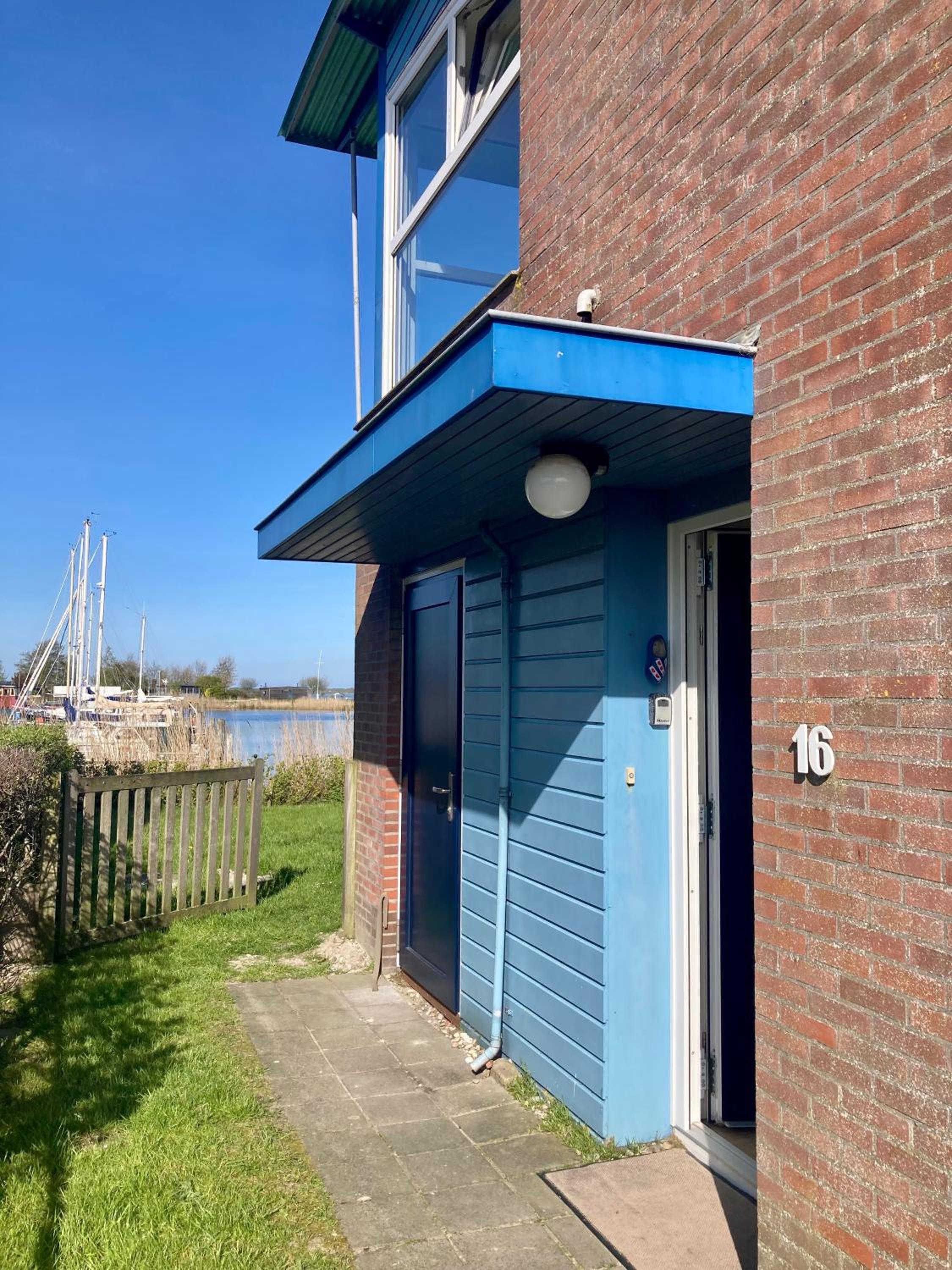 6pers. Lauwersmeer Lakefront. Nirvana house with sauna, pellet stove view 3