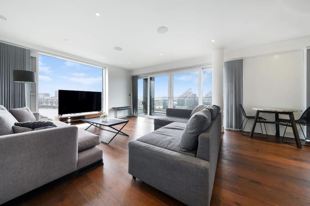 2 Bed Riverside Condo (Spectacular Views!)