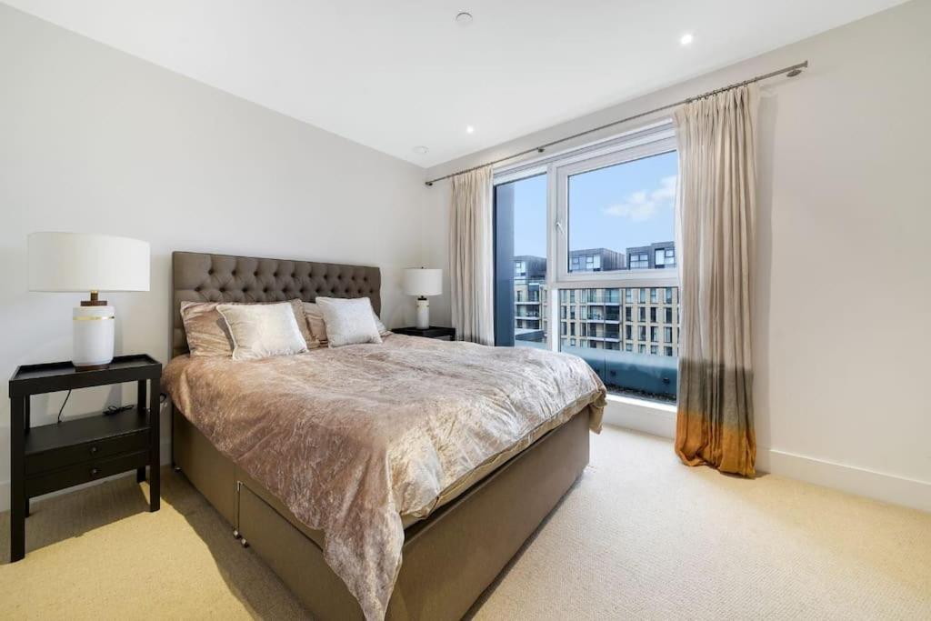 2 Bed Riverside Condo (Spectacular Views!)