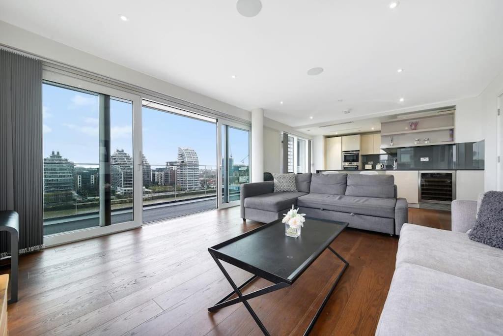 2 Bed Riverside Condo (Spectacular Views!)