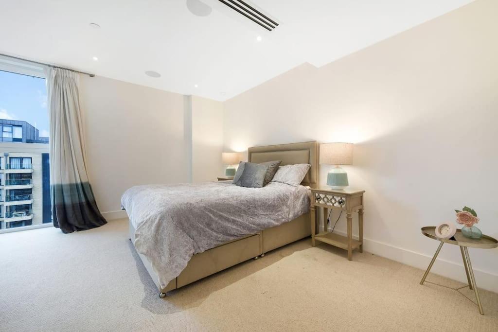 2 Bed Riverside Condo (Spectacular Views!)