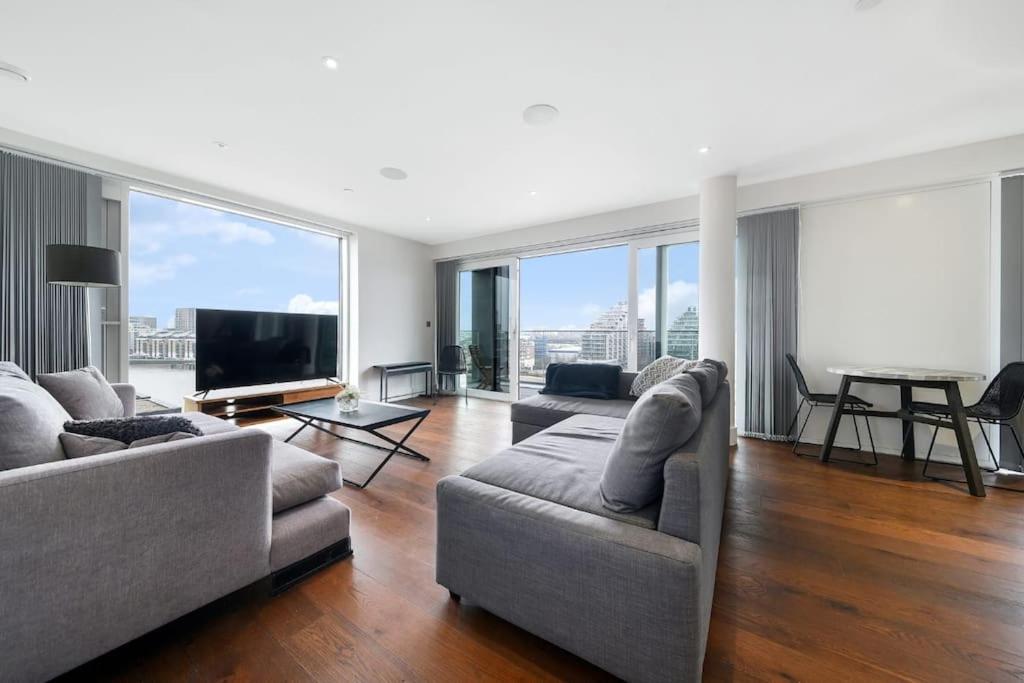 2 Bed Riverside Condo (Spectacular Views!)