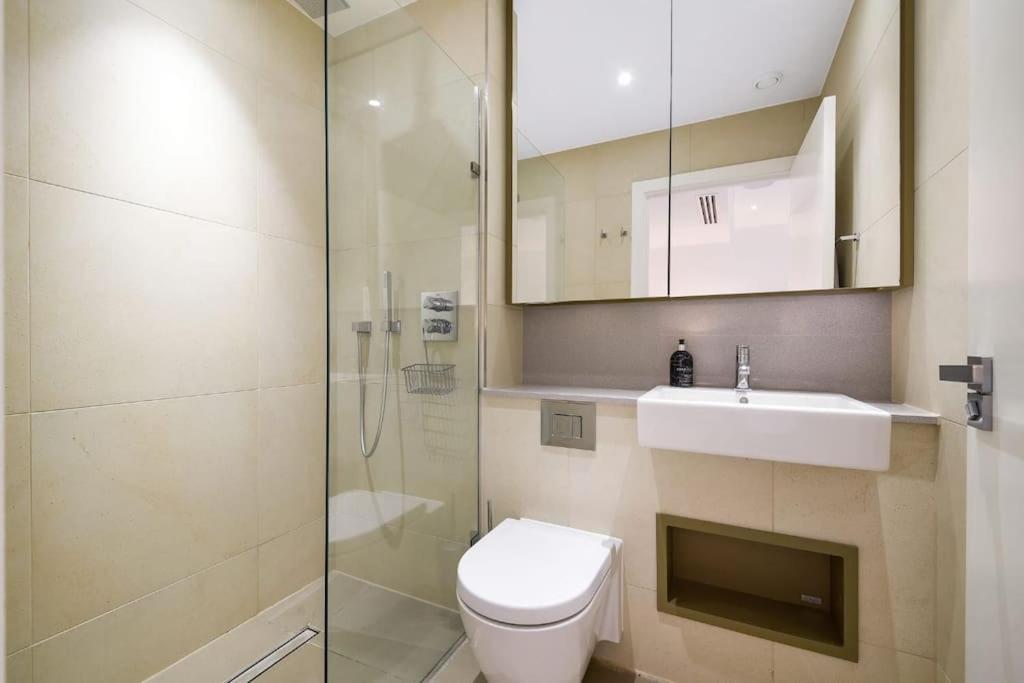 2 Bed Riverside Condo (Spectacular Views!)