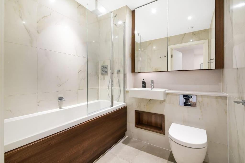 2 Bed Riverside Condo (Spectacular Views!)