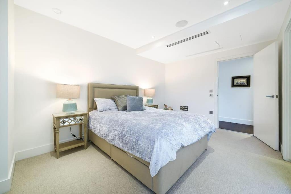 2 Bed Riverside Condo (Spectacular Views!)
