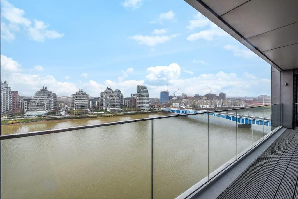 2 Bed Riverside Condo (Spectacular Views!)