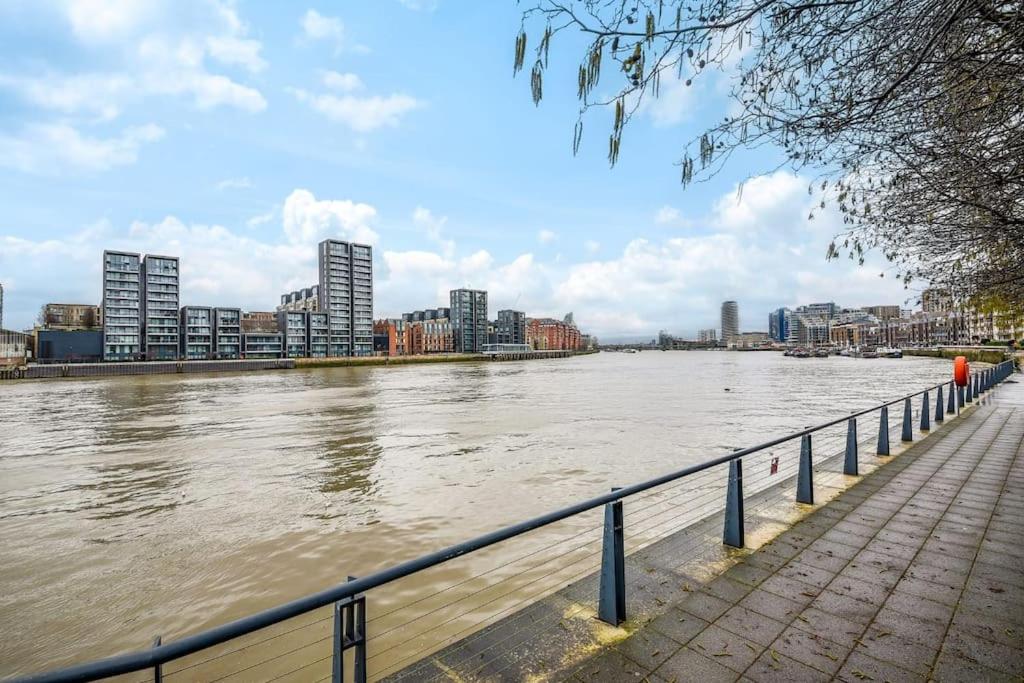 2 Bed Riverside Condo (Spectacular Views!)