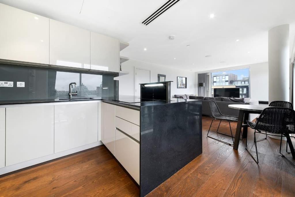 2 Bed Riverside Condo (Spectacular Views!)