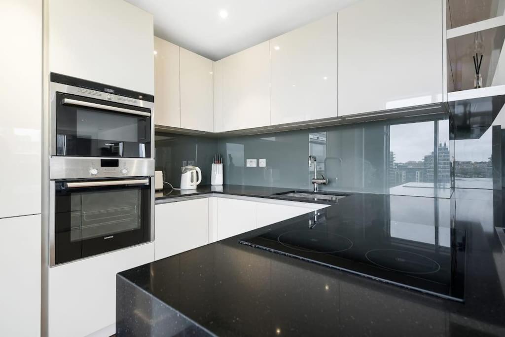 2 Bed Riverside Condo (Spectacular Views!)