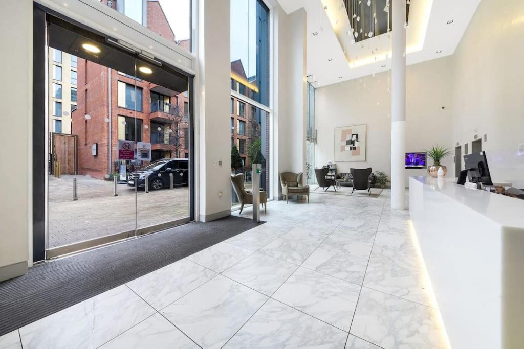 2 Bed Riverside Condo (Spectacular Views!)