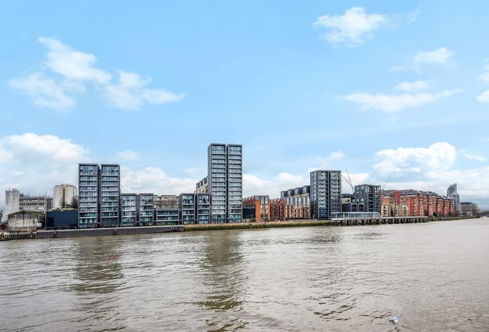 2 Bed Riverside Condo (Spectacular Views!)