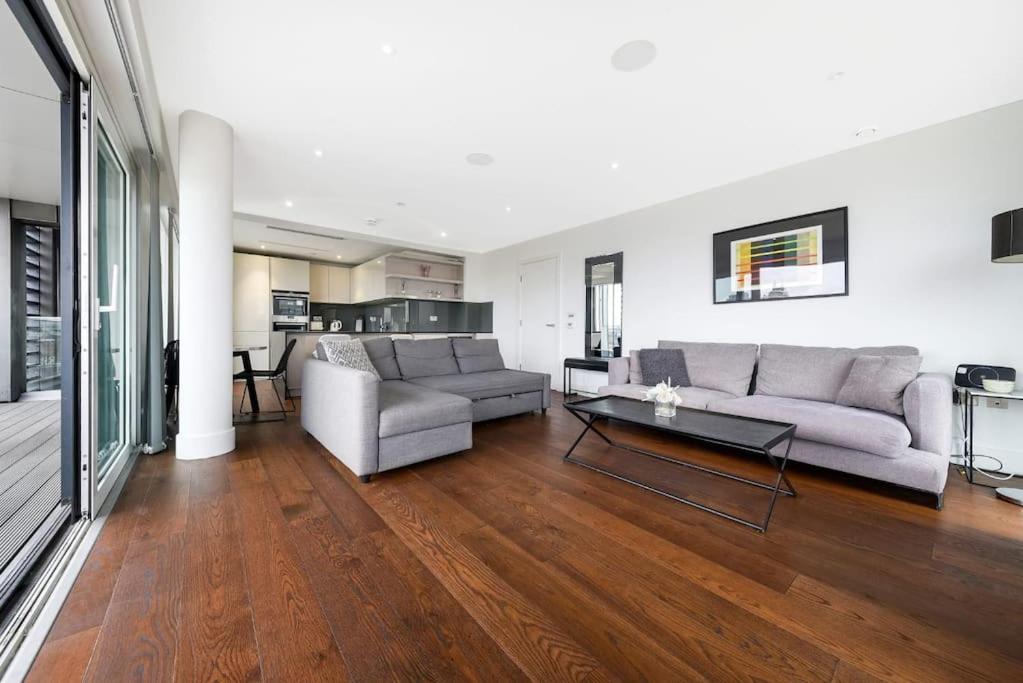 2 Bed Riverside Condo (Spectacular Views!)