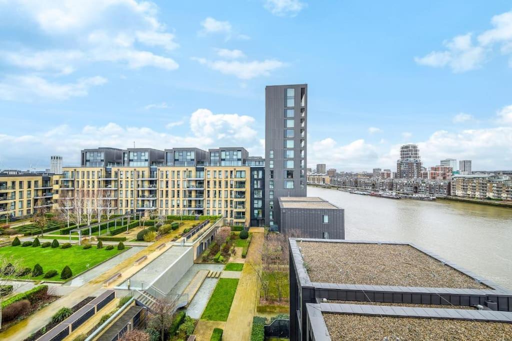 2 Bed Riverside Condo (Spectacular Views!)