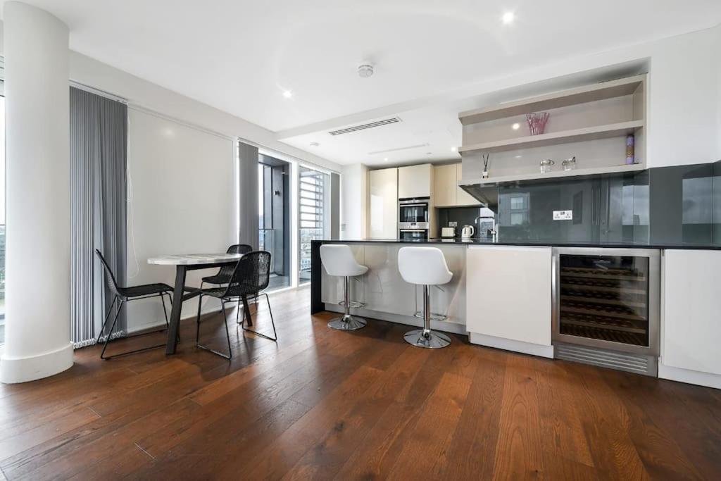 2 Bed Riverside Condo (Spectacular Views!)