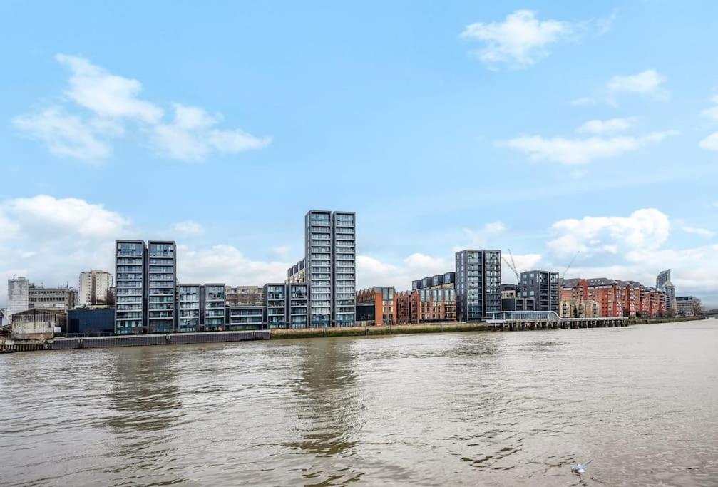 2 Bed Riverside Condo (Spectacular Views!)