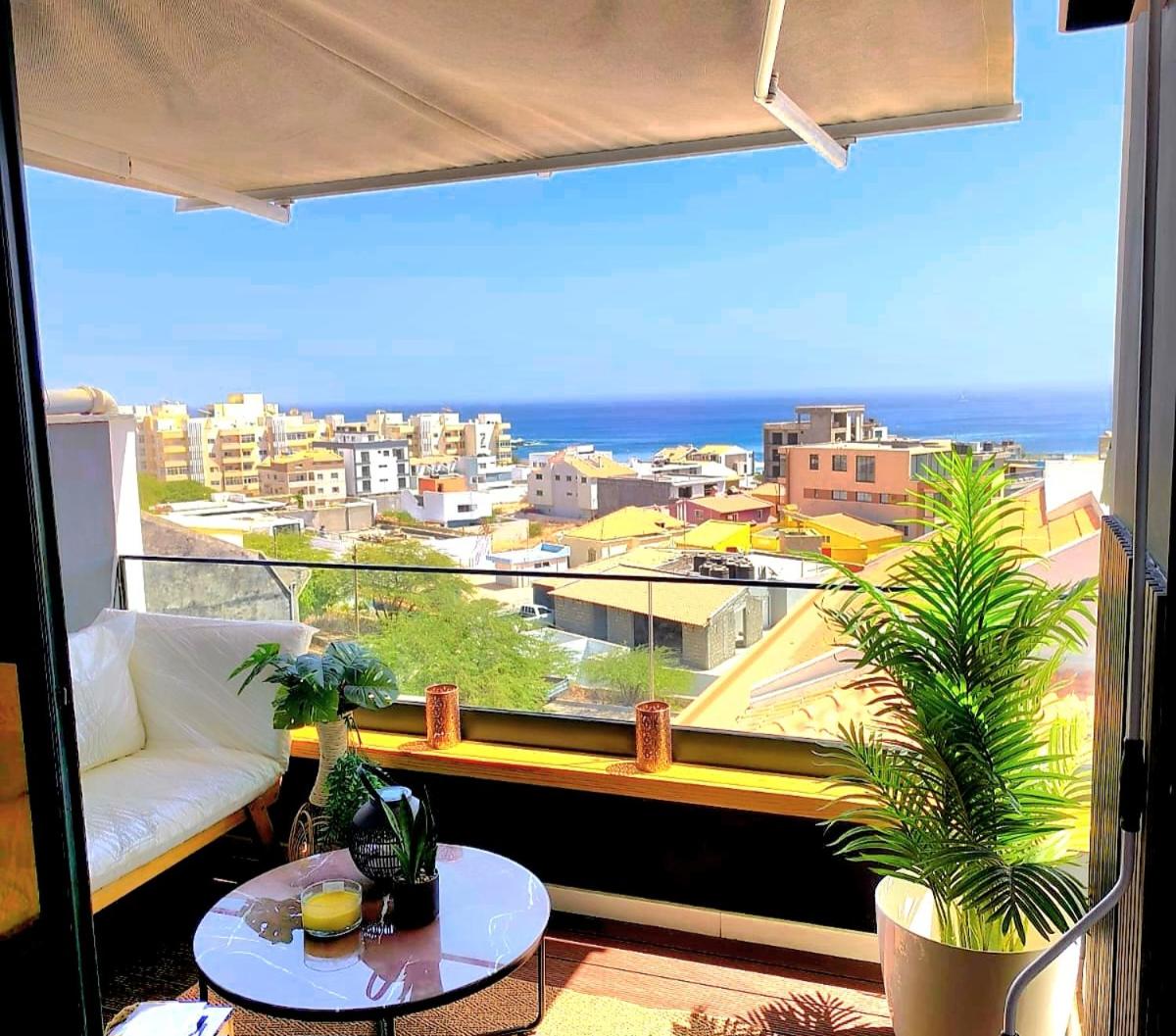 Dolce Waves Luxe Petit Déjeuner Jacuzzi Design et Vue Mer