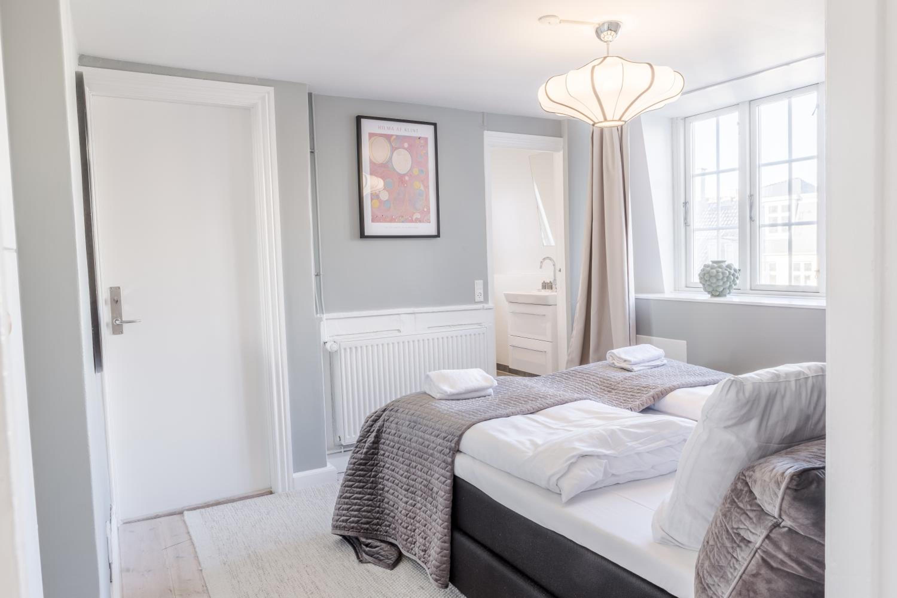 Penthouse w/rooftop terrace in latin quarter