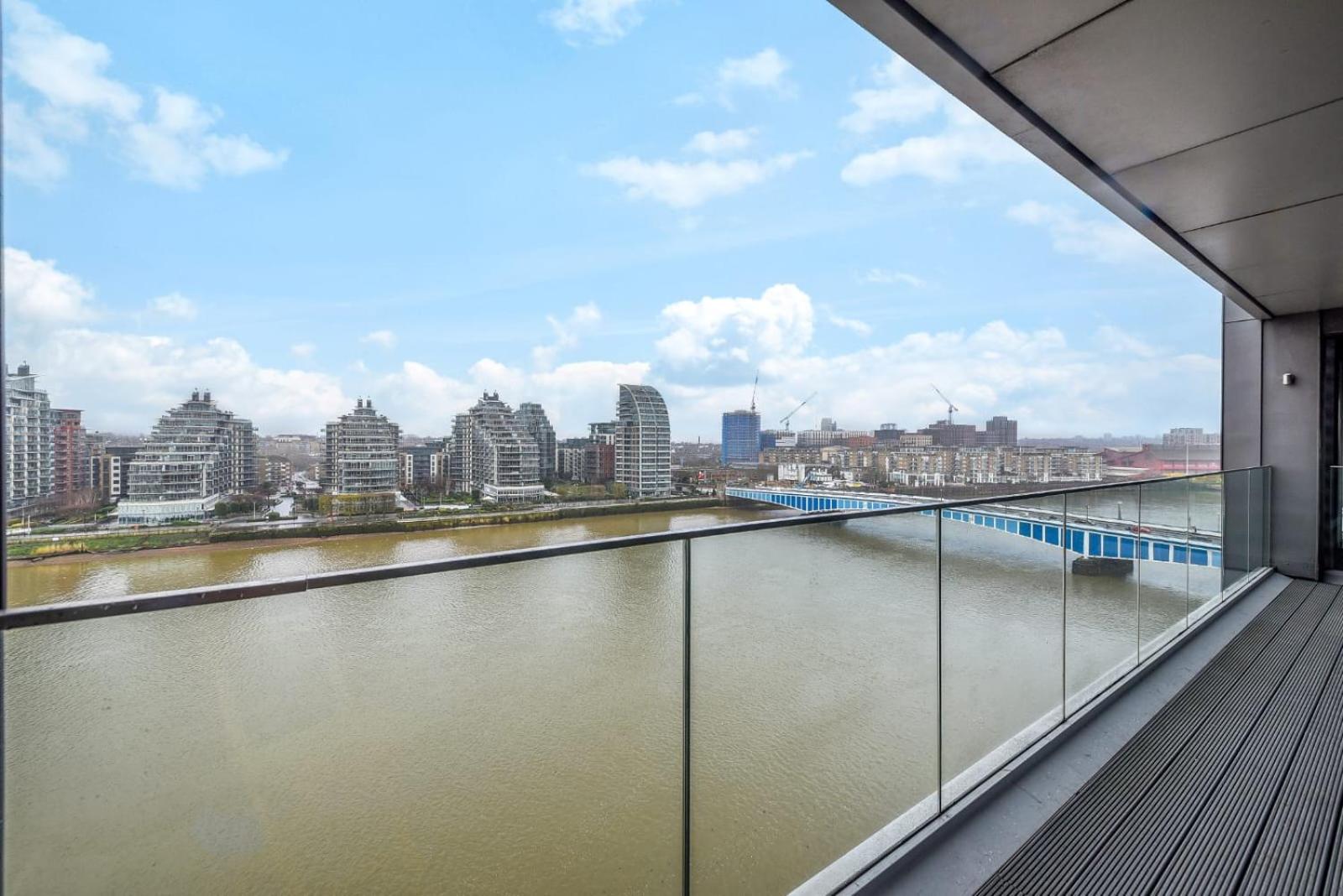 2 Bed Riverside Condo (Spectacular Views!)