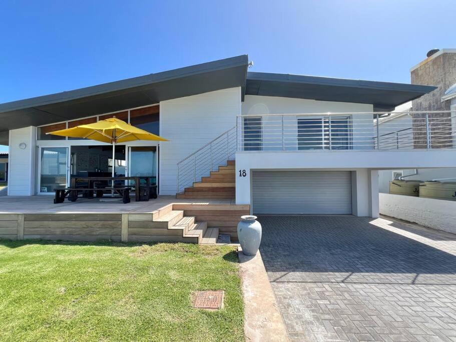 Seal point beach house. Prime beachfront position. view 5