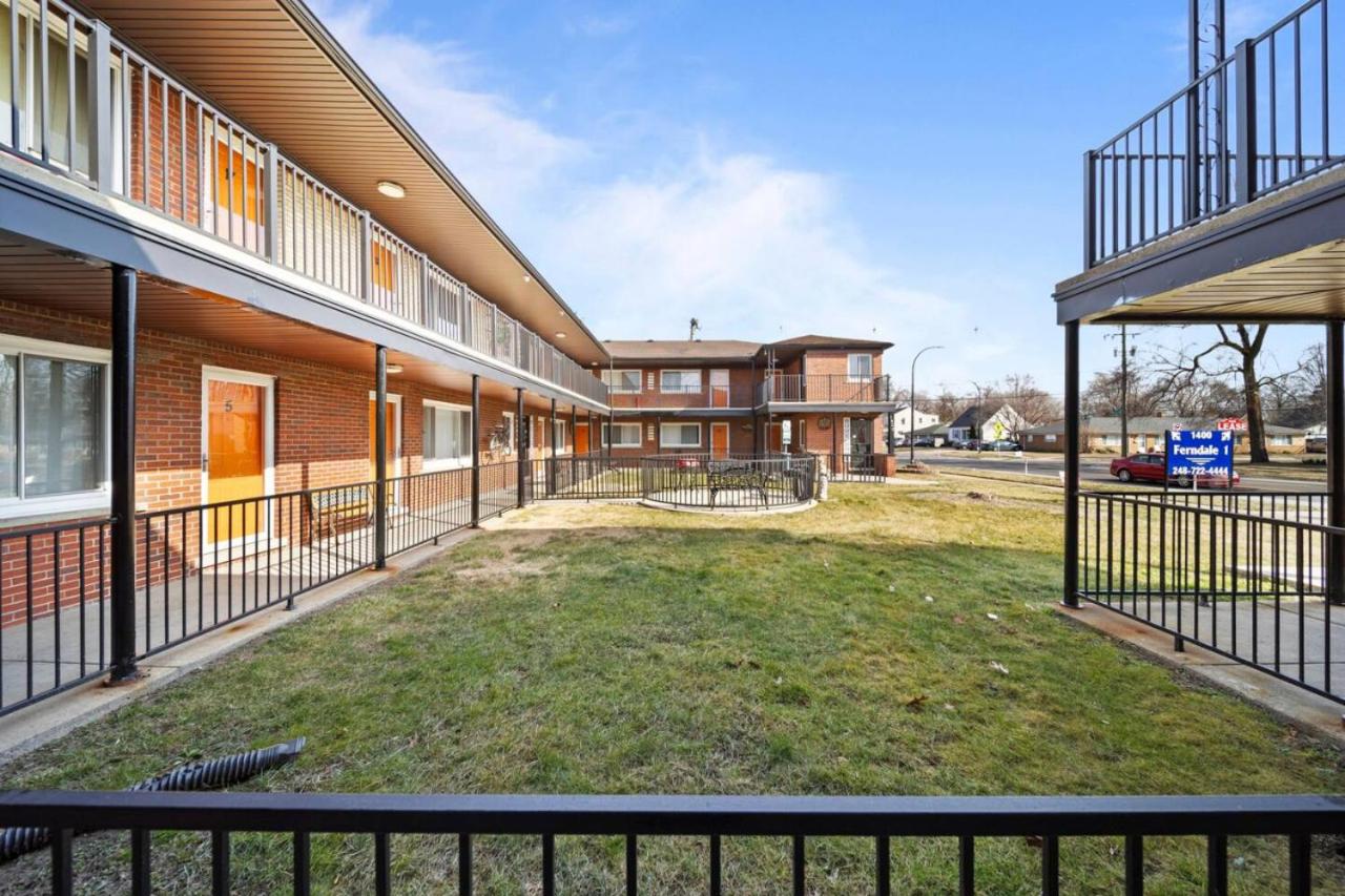 Cozy 1 Bd Apt minutes walking downtown Ferndale view 4